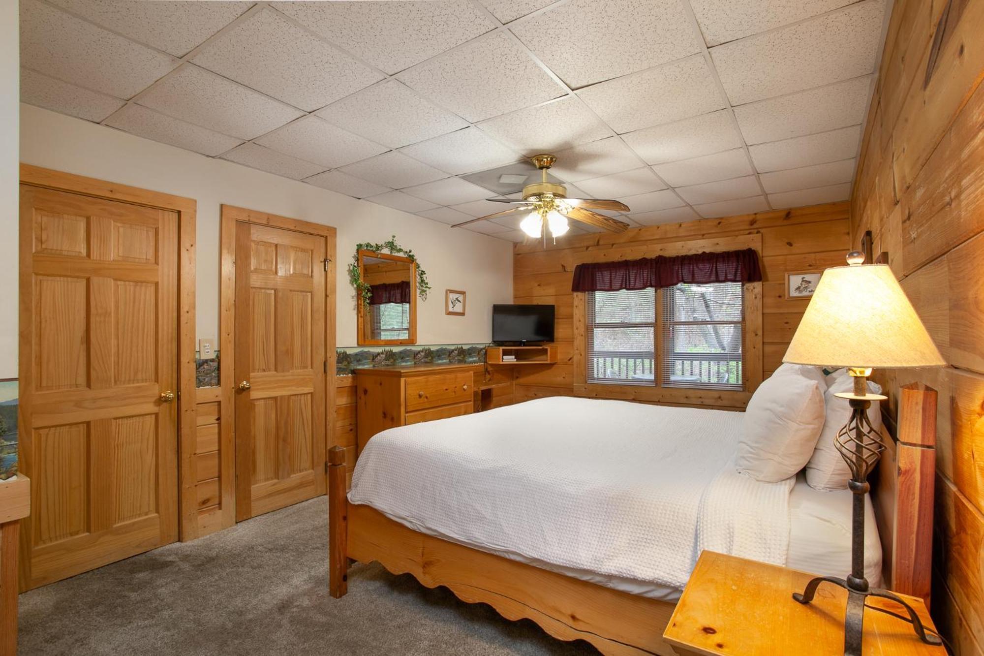 5 Mins To Strip W/ Hot Tub+grill+more * Pigeon Forge