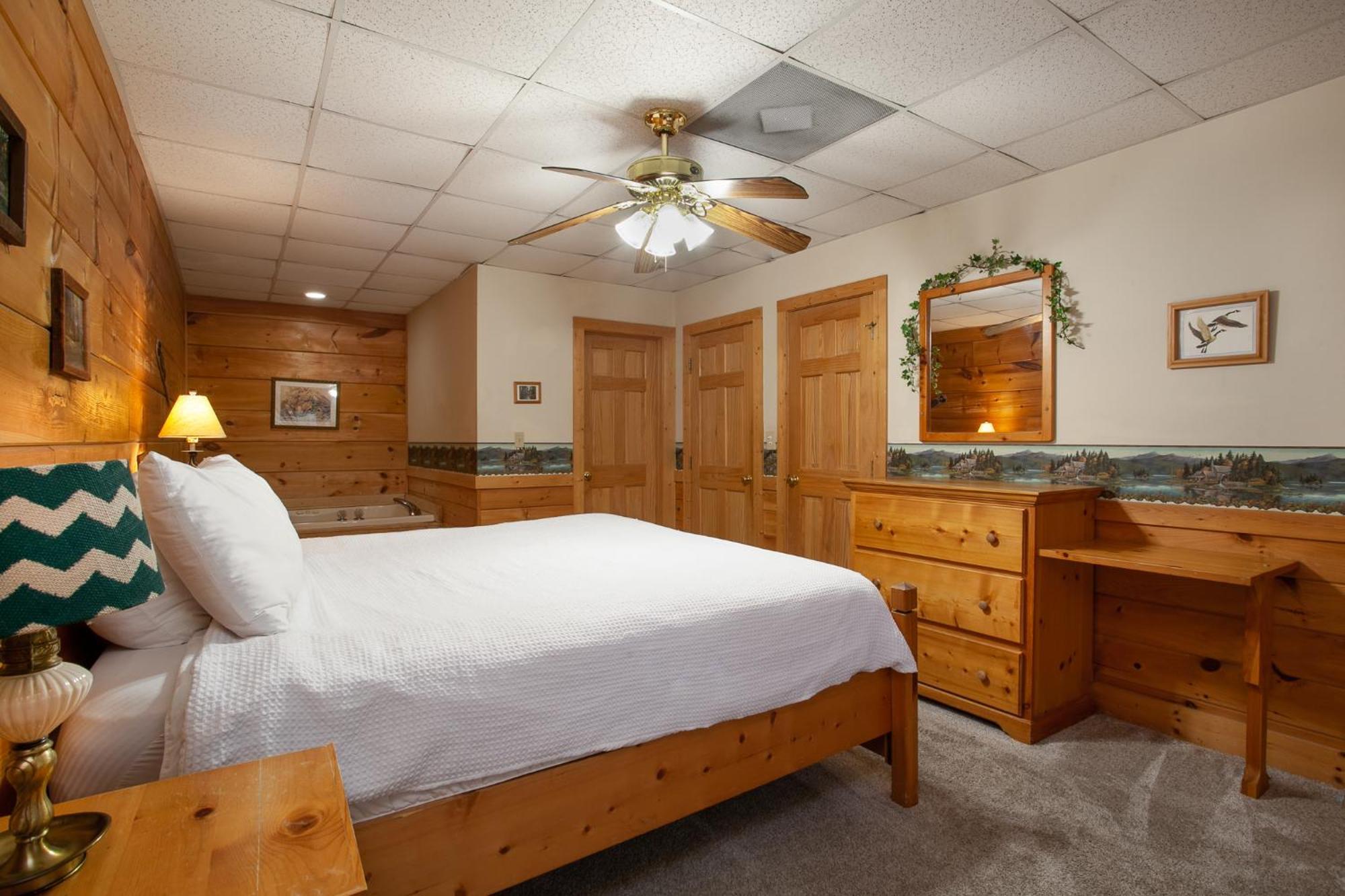5 Mins To Strip W/ Hot Tub+grill+more Holiday home *