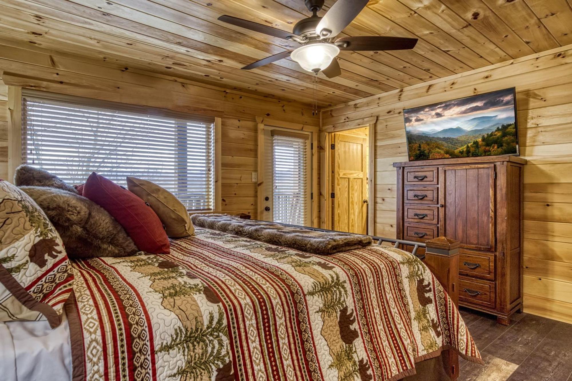 Gritz Carlton Lodge, 2 Large Cabins, 2 Pools, 2 Theater Rooms, 2 Game Rooms, Free Tickets Holiday home