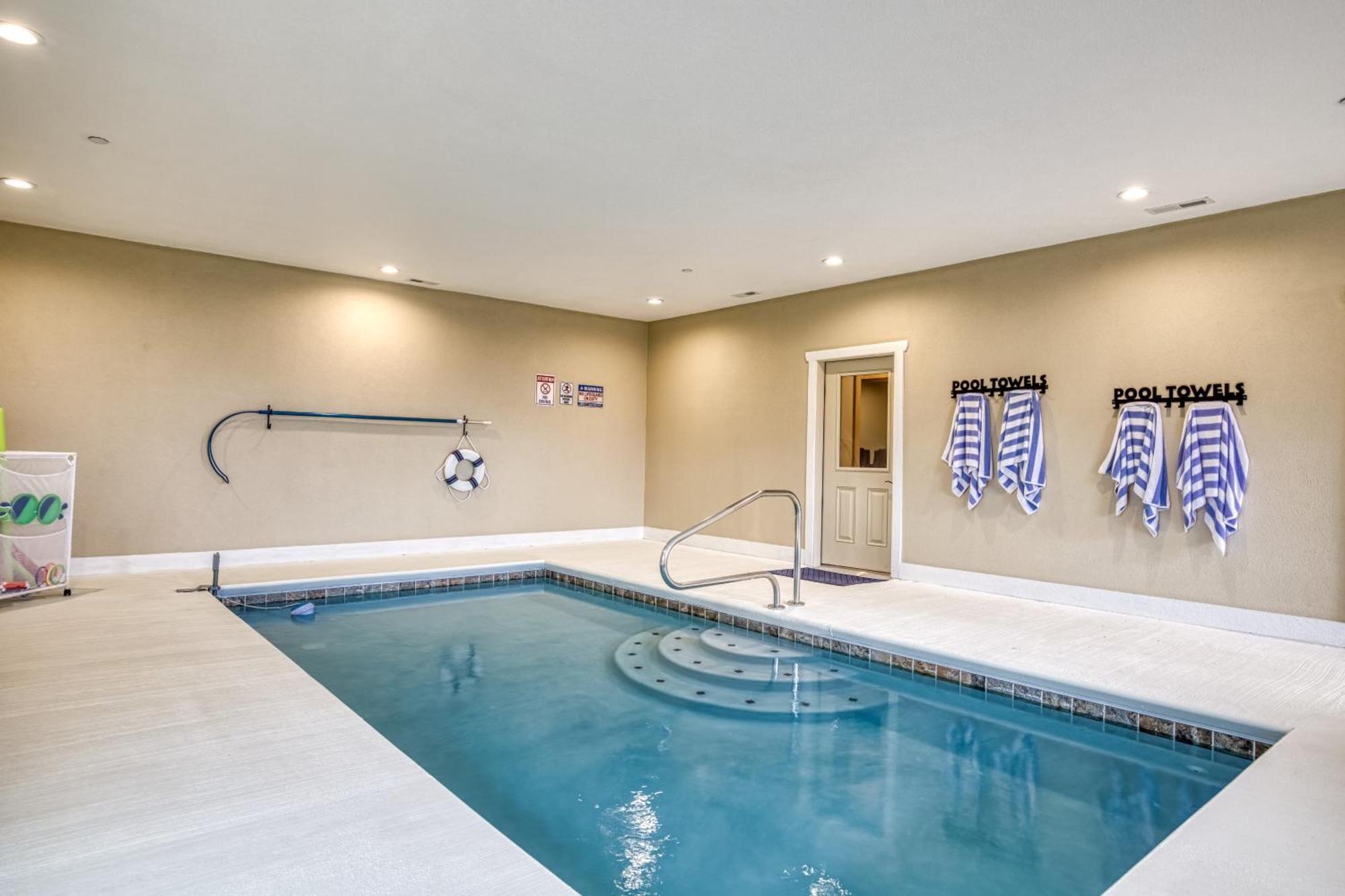 Holiday home Gritz Carlton Lodge, 2 Large Cabins, 2 Pools, 2 Theater Rooms, 2 Game Rooms, Free Tickets Pigeon Forge