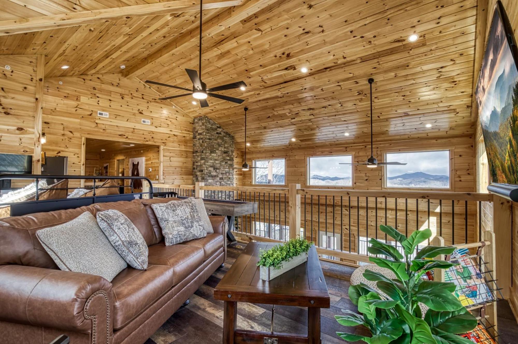 Gritz Carlton Lodge, 2 Large Cabins, 2 Pools, 2 Theater Rooms, 2 Game Rooms, Free Tickets *