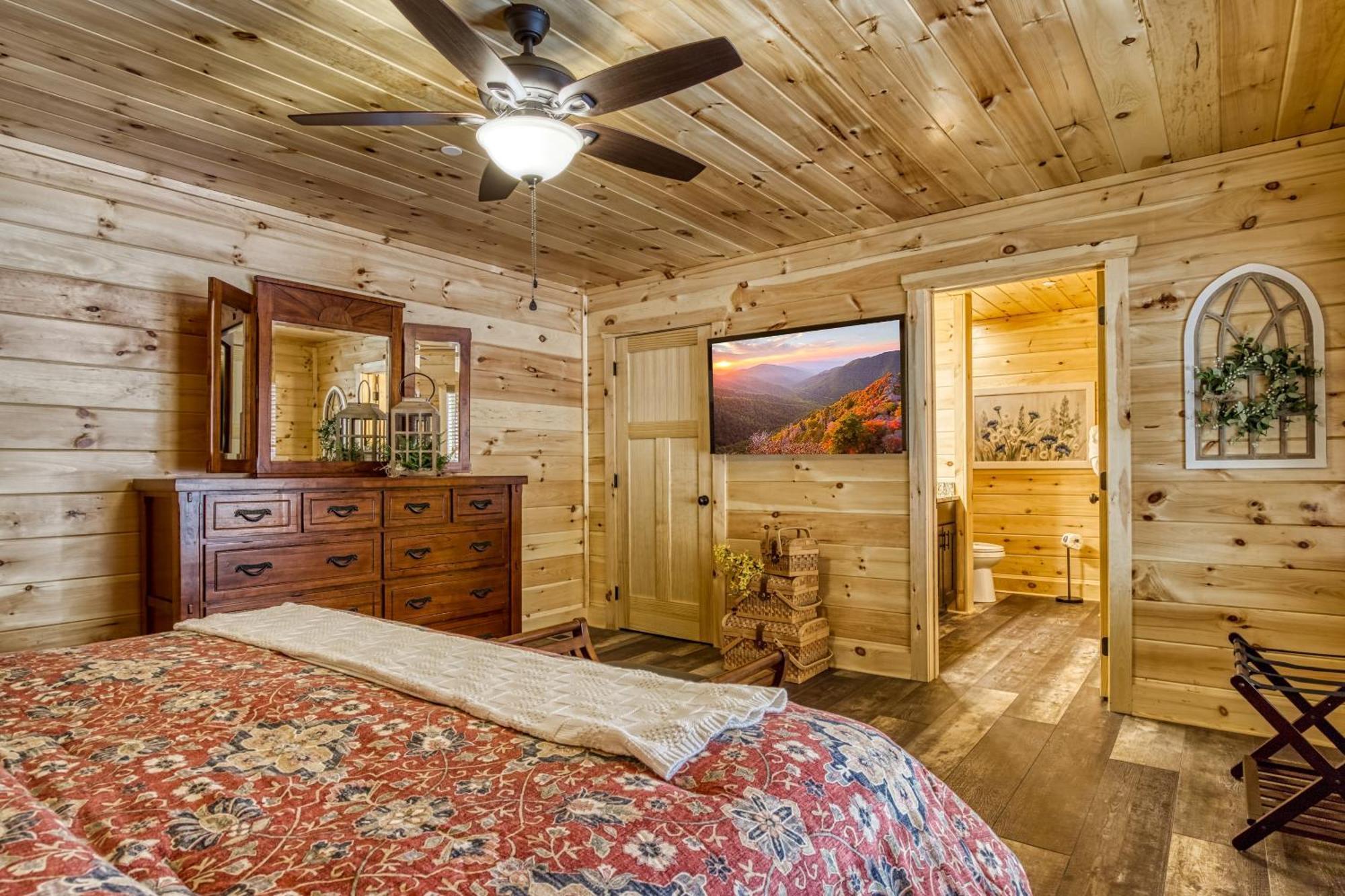 Gritz Carlton Lodge, 2 Large Cabins, 2 Pools, 2 Theater Rooms, 2 Game Rooms, Free Tickets Holiday home