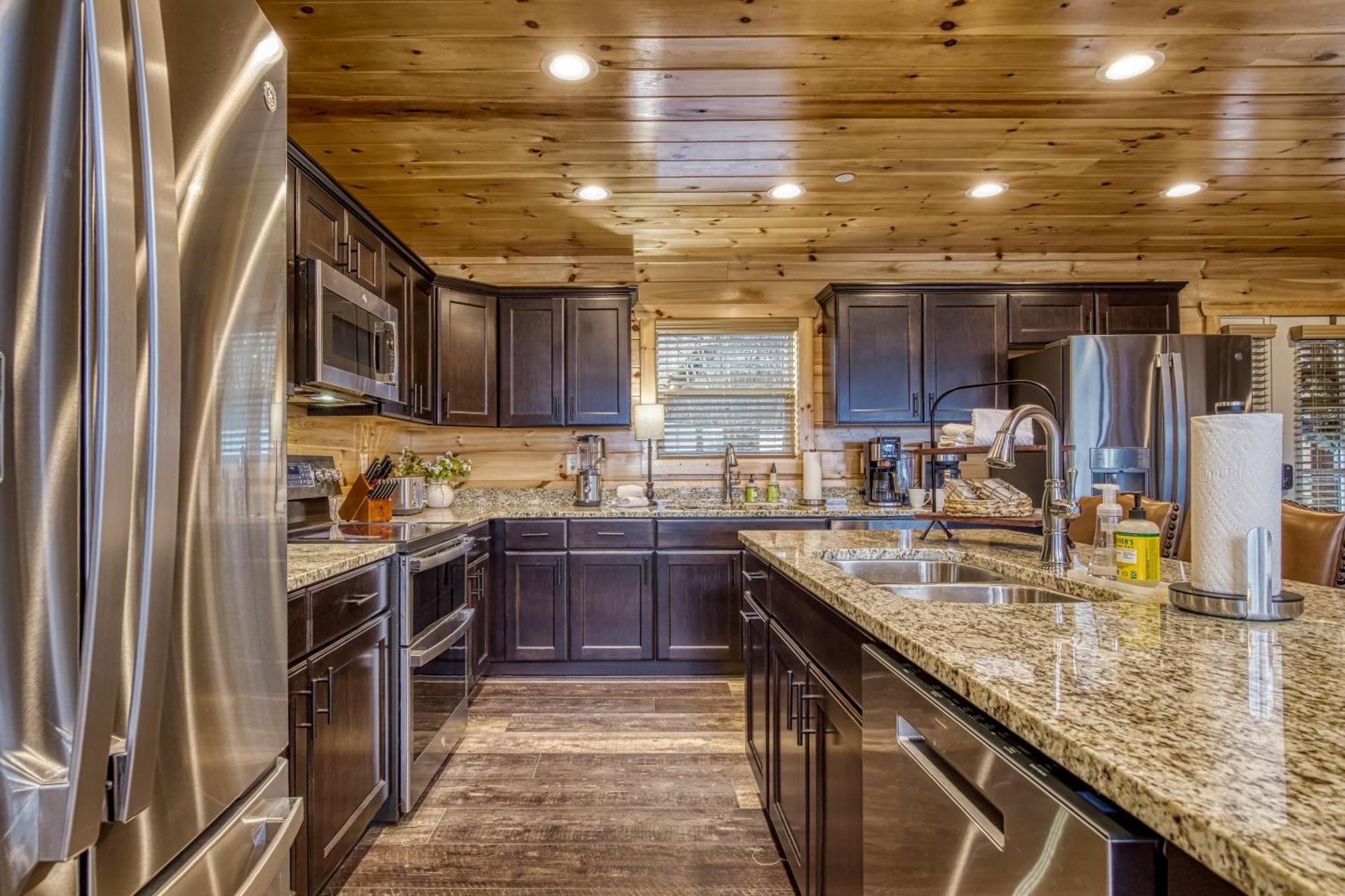 Gritz Carlton Lodge, 2 Large Cabins, 2 Pools, 2 Theater Rooms, 2 Game Rooms, Free Tickets Holiday home Pigeon Forge