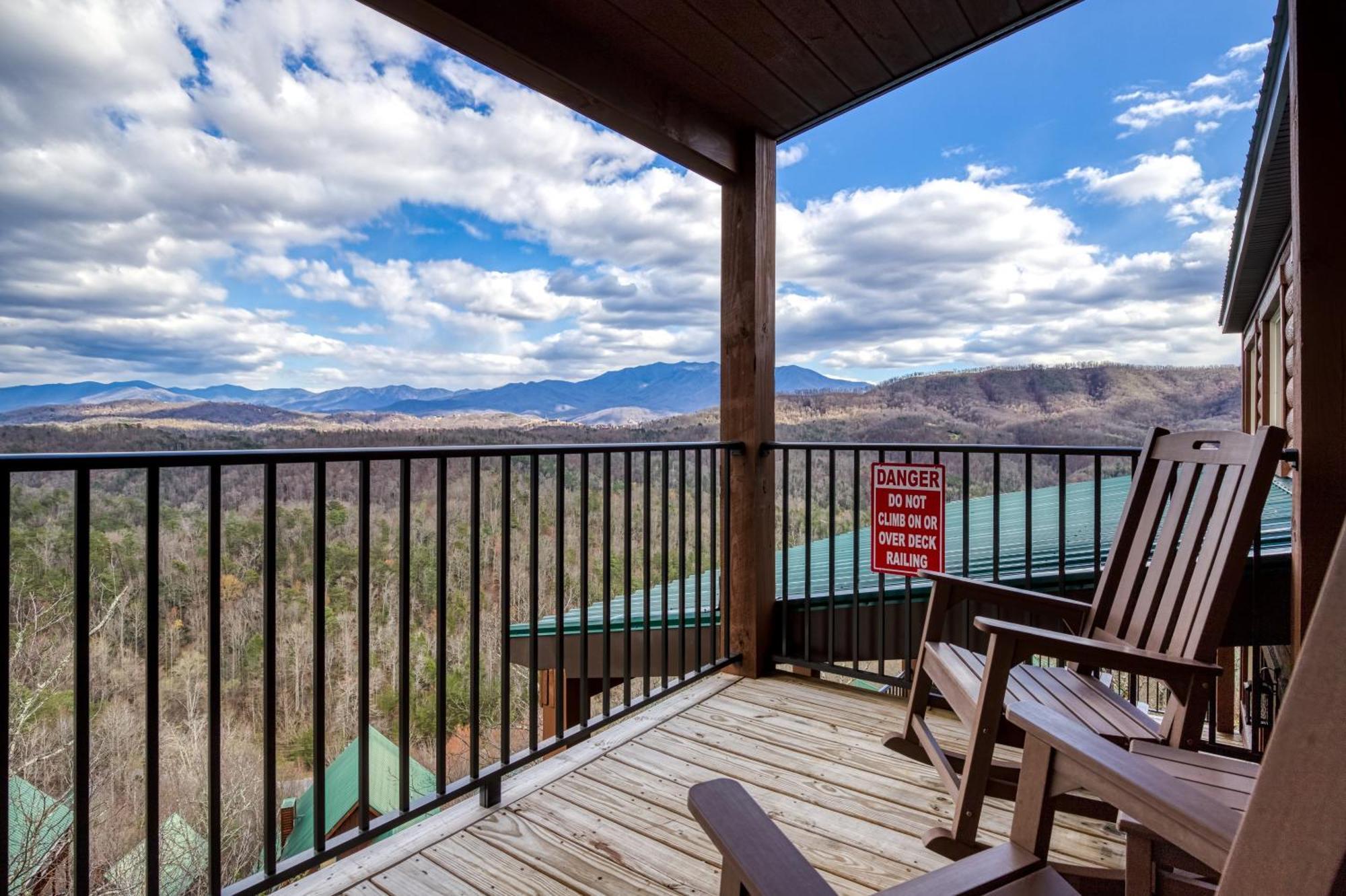Gritz Carlton Lodge, 2 Large Cabins, 2 Pools, 2 Theater Rooms, 2 Game Rooms, Free Tickets * Pigeon Forge