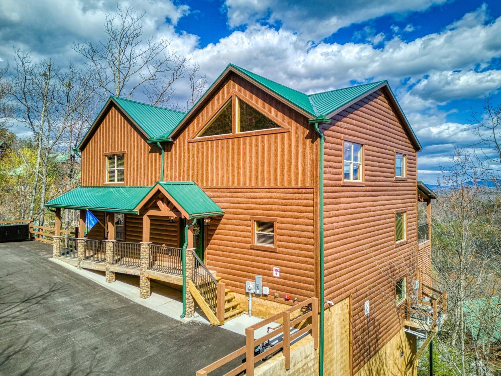 Gritz Carlton Lodge, 2 Large Cabins, 2 Pools, 2 Theater Rooms, 2 Game Rooms, Free Tickets Holiday home Pigeon Forge