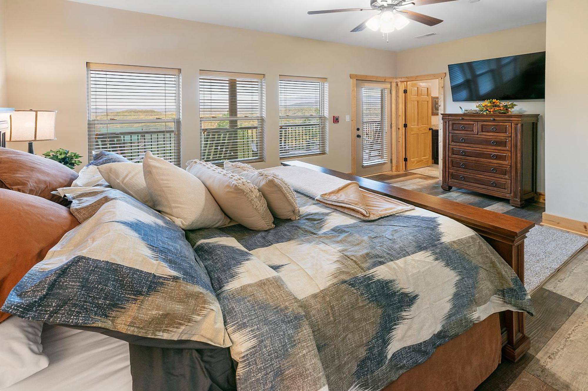 Gritz Carlton Lodge, 2 Large Cabins, 2 Pools, 2 Theater Rooms, 2 Game Rooms, Free Tickets Holiday home Pigeon Forge
