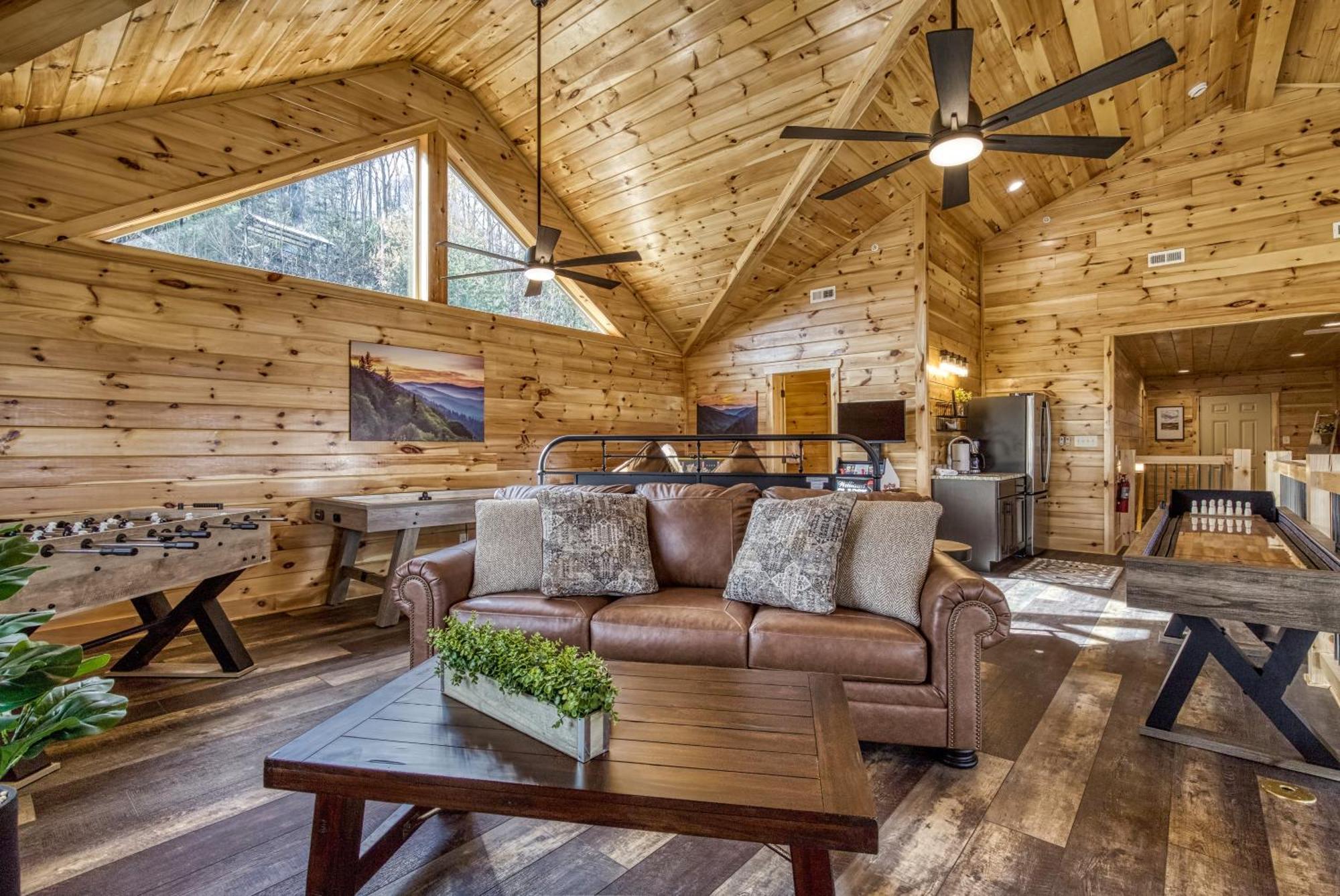 Gritz Carlton Lodge, 2 Large Cabins, 2 Pools, 2 Theater Rooms, 2 Game Rooms, Free Tickets Holiday home