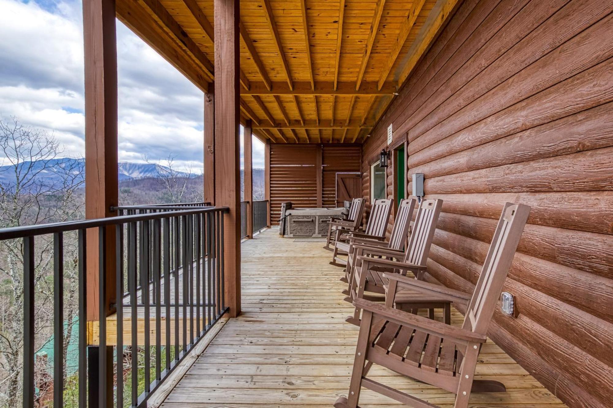 Gritz Carlton Lodge, 2 Large Cabins, 2 Pools, 2 Theater Rooms, 2 Game Rooms, Free Tickets Holiday home