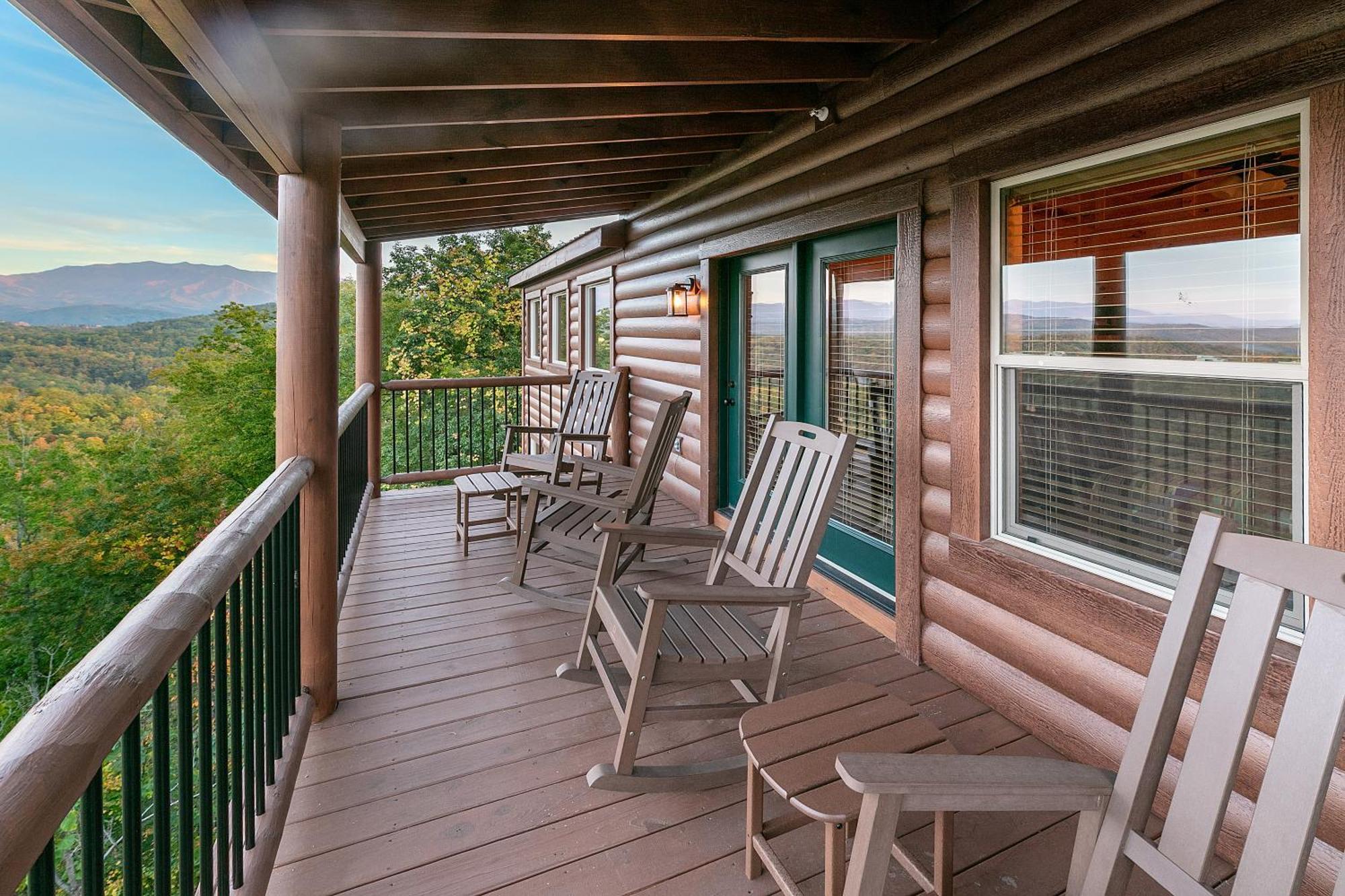 Gritz Carlton Lodge, 2 Large Cabins, 2 Pools, 2 Theater Rooms, 2 Game Rooms, Free Tickets Holiday home