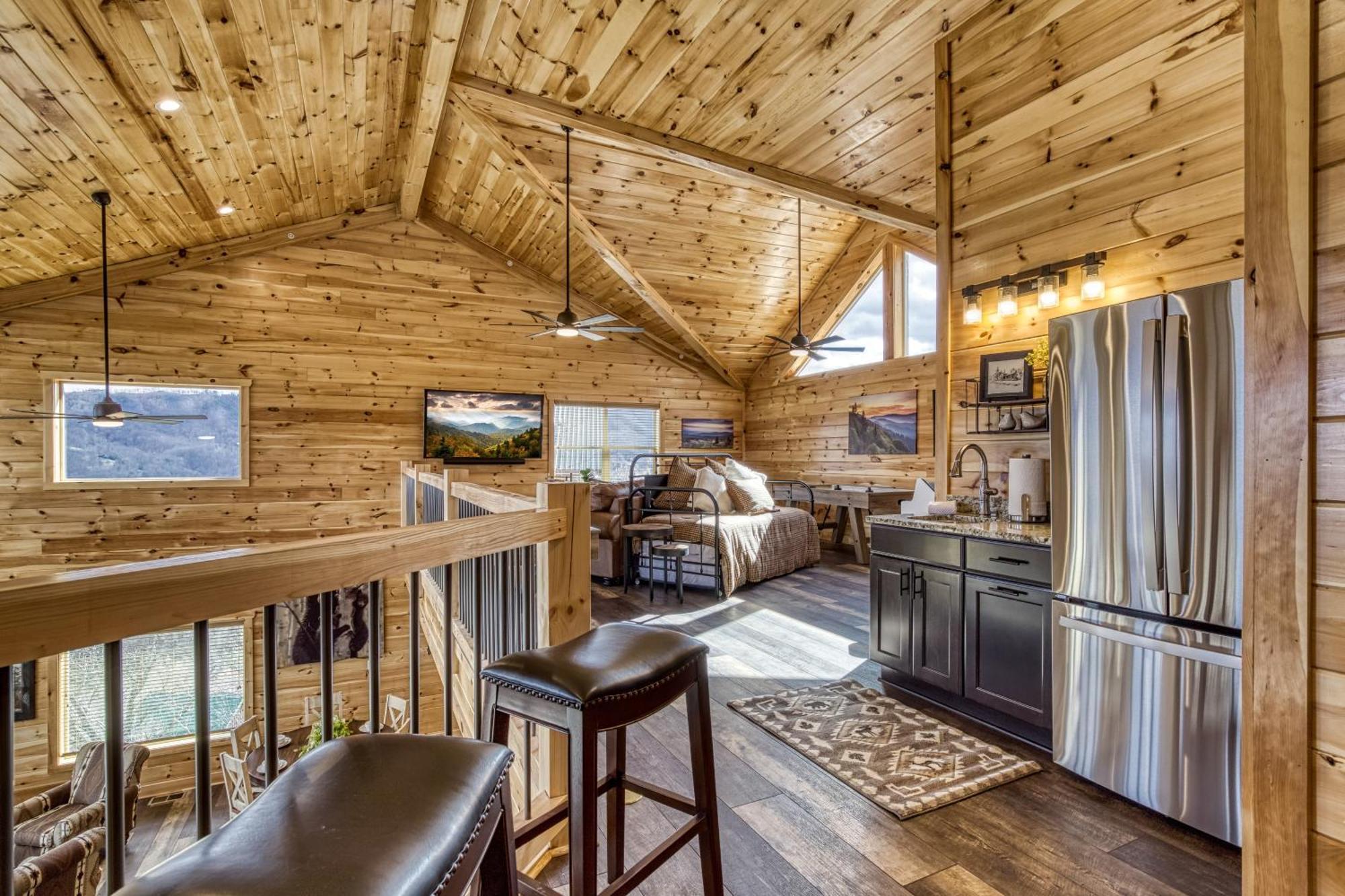 Gritz Carlton Lodge, 2 Large Cabins, 2 Pools, 2 Theater Rooms, 2 Game Rooms, Free Tickets Holiday home