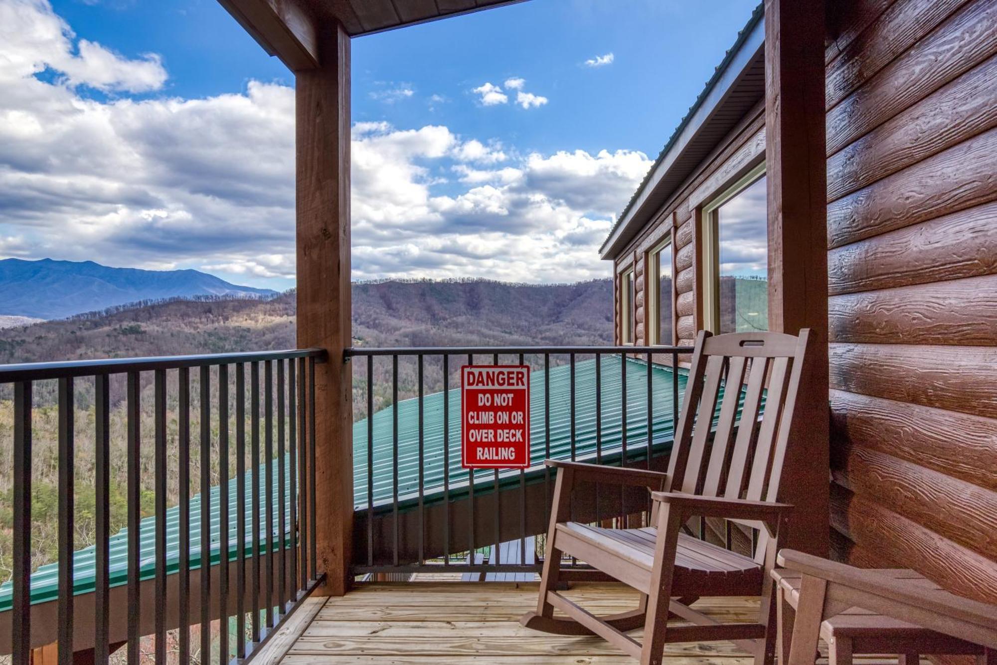 Gritz Carlton Lodge, 2 Large Cabins, 2 Pools, 2 Theater Rooms, 2 Game Rooms, Free Tickets Holiday home *