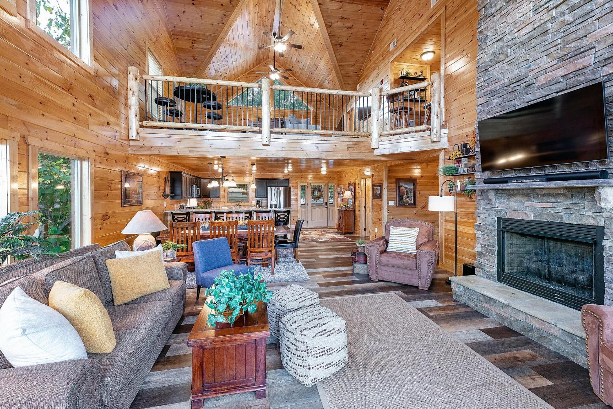 Gritz Carlton Lodge, 2 Large Cabins, 2 Pools, 2 Theater Rooms, 2 Game Rooms, Free Tickets Holiday home Pigeon Forge