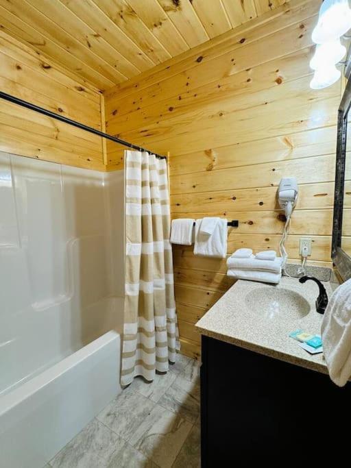 New! Indoor Pool/ps 5/hot Tub/parkway *