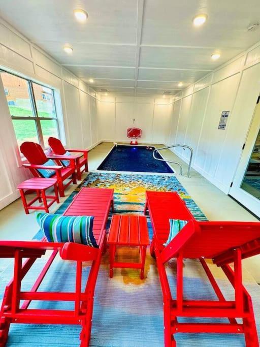 New! Indoor Pool/ps 5/hot Tub/parkway Pigeon Forge