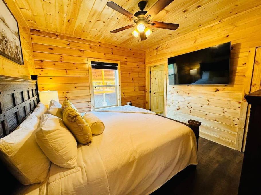 New! Indoor Pool/ps 5/hot Tub/parkway Pigeon Forge