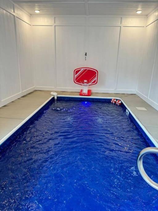 New! Indoor Pool/ps 5/hot Tub/parkway