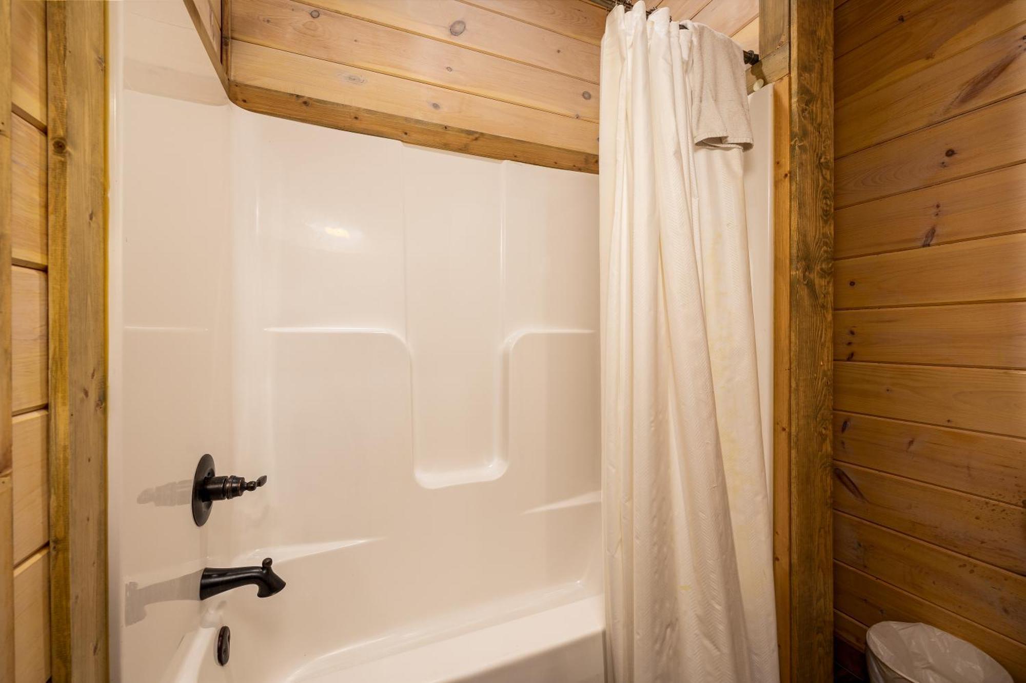 Southern Comfort Lodge-in Pigeon Forge, Sleeps 18-7br 6ba Luxury Cabin, W Free Attraction Ticket! Holiday home Pigeon Forge