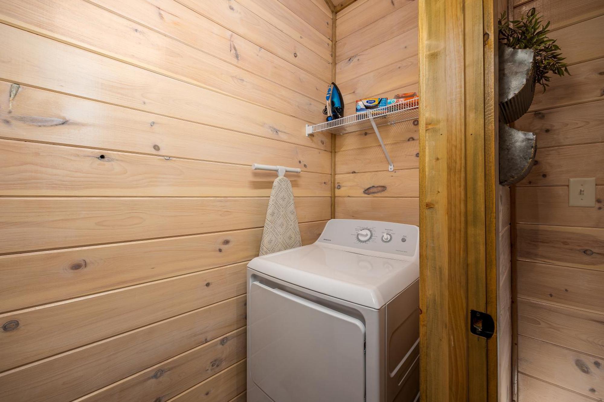 Southern Comfort Lodge-in Pigeon Forge, Sleeps 18-7br 6ba Luxury Cabin, W Free Attraction Ticket! Holiday home *