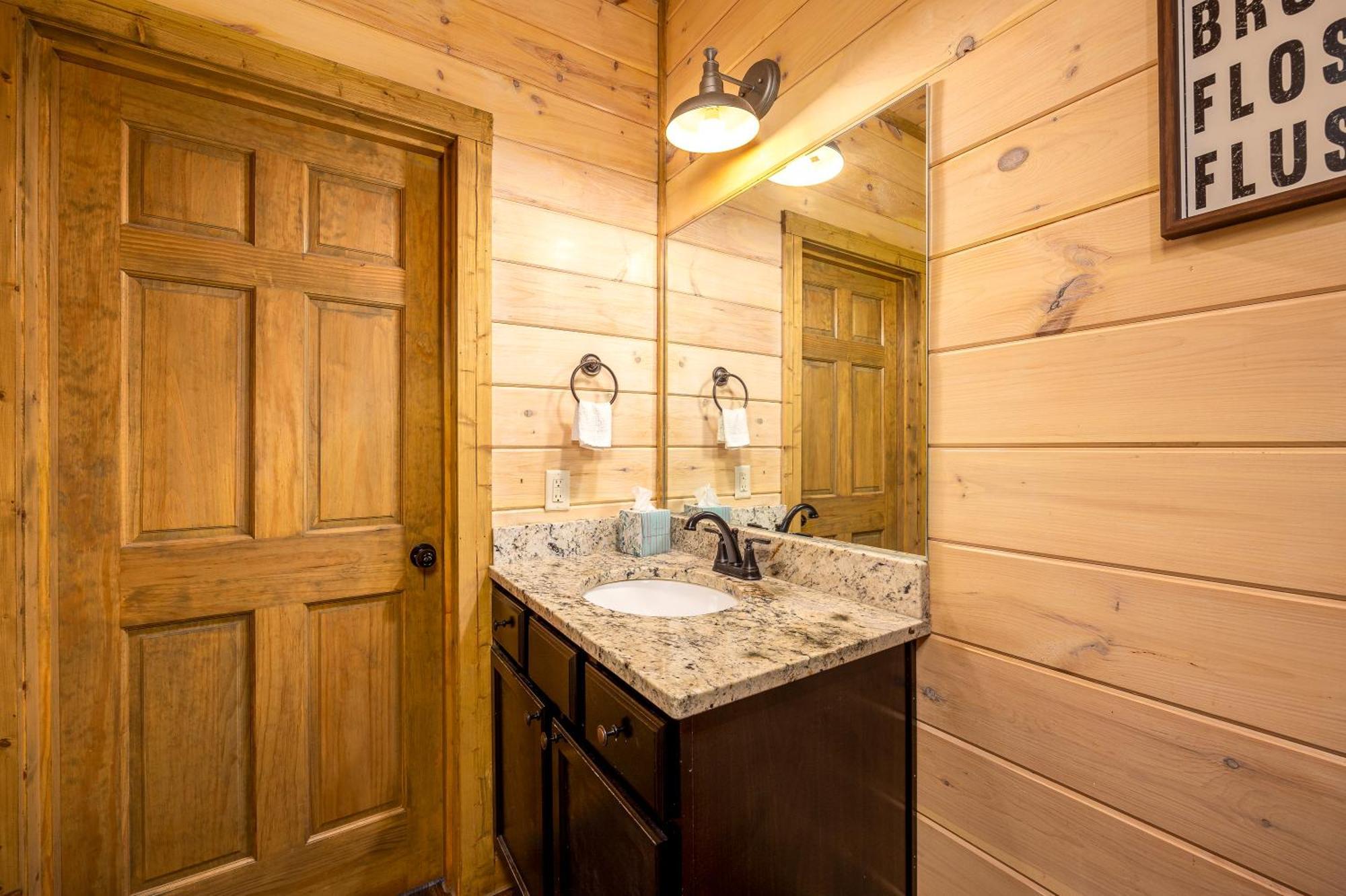 Southern Comfort Lodge-in Pigeon Forge, Sleeps 18-7br 6ba Luxury Cabin, W Free Attraction Ticket! Holiday home *