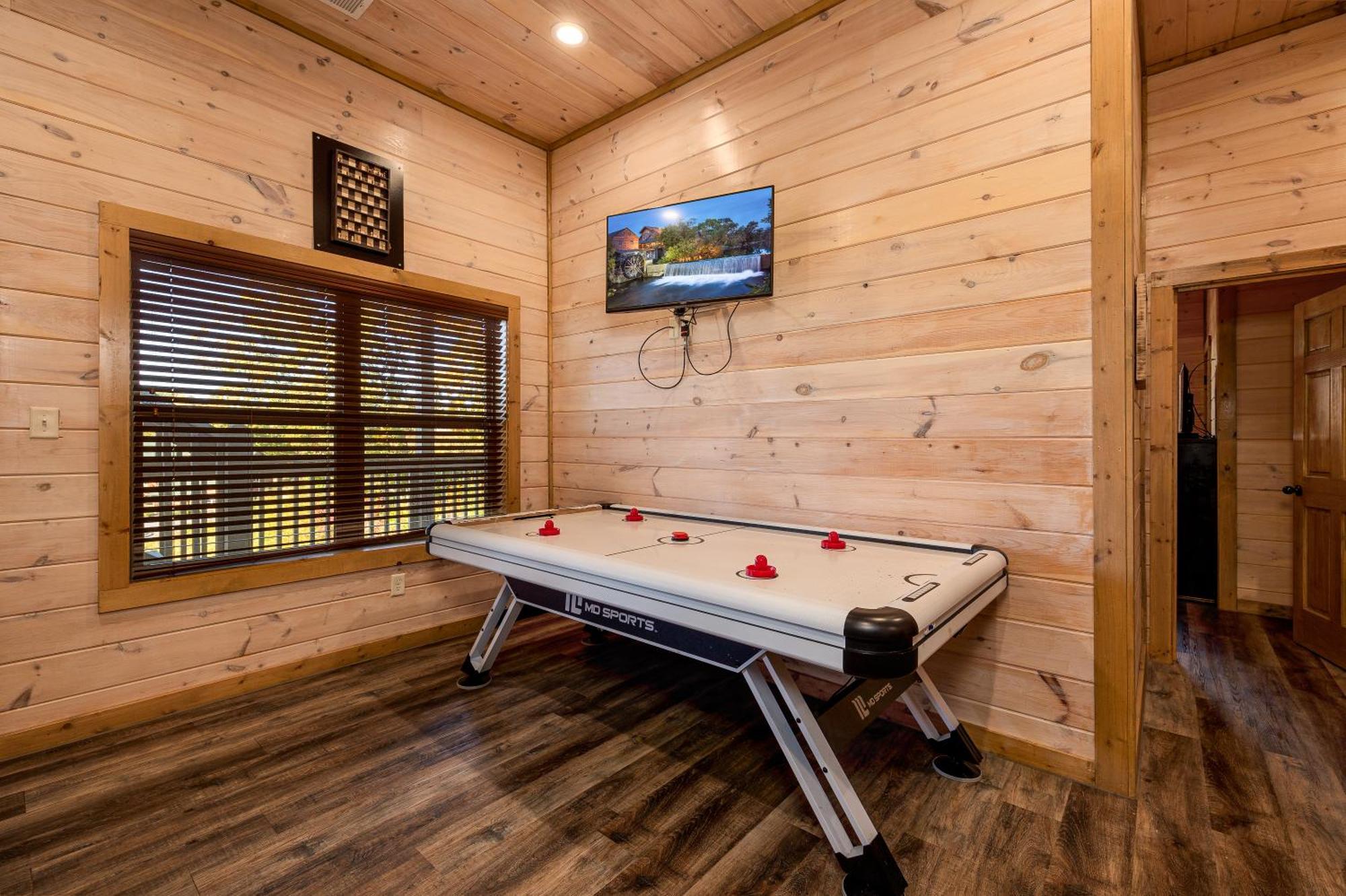 Southern Comfort Lodge-in Pigeon Forge, Sleeps 18-7br 6ba Luxury Cabin, W Free Attraction Ticket!