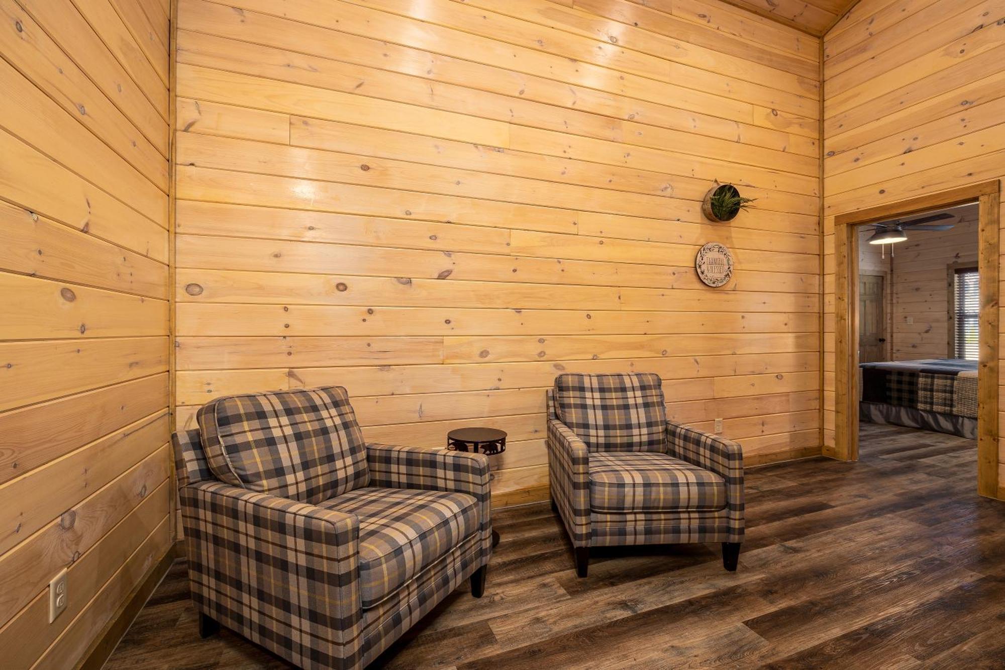 Southern Comfort Lodge-in Pigeon Forge, Sleeps 18-7br 6ba Luxury Cabin, W Free Attraction Ticket! Pigeon Forge