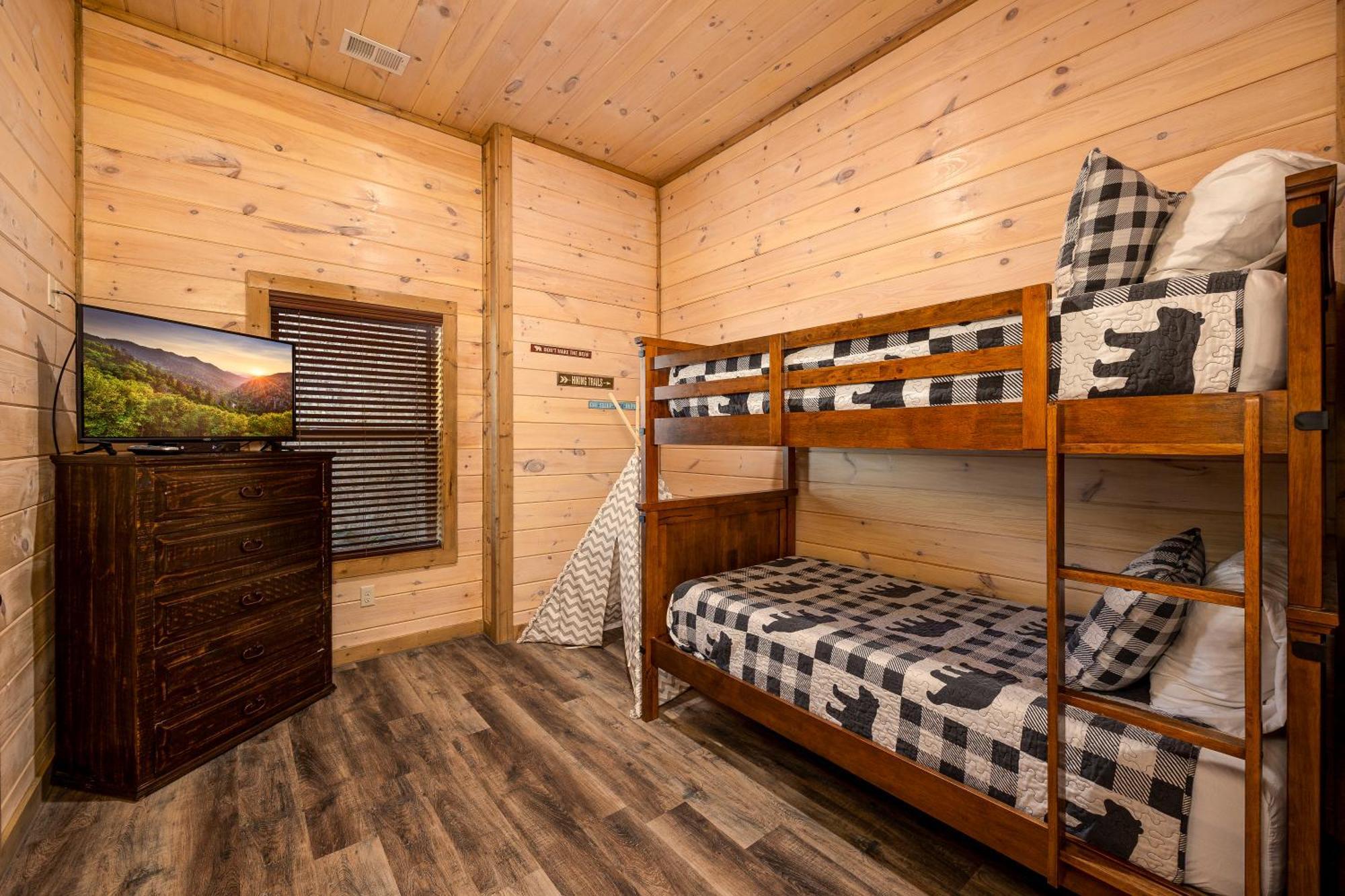 Southern Comfort Lodge-in Pigeon Forge, Sleeps 18-7br 6ba Luxury Cabin, W Free Attraction Ticket! Holiday home