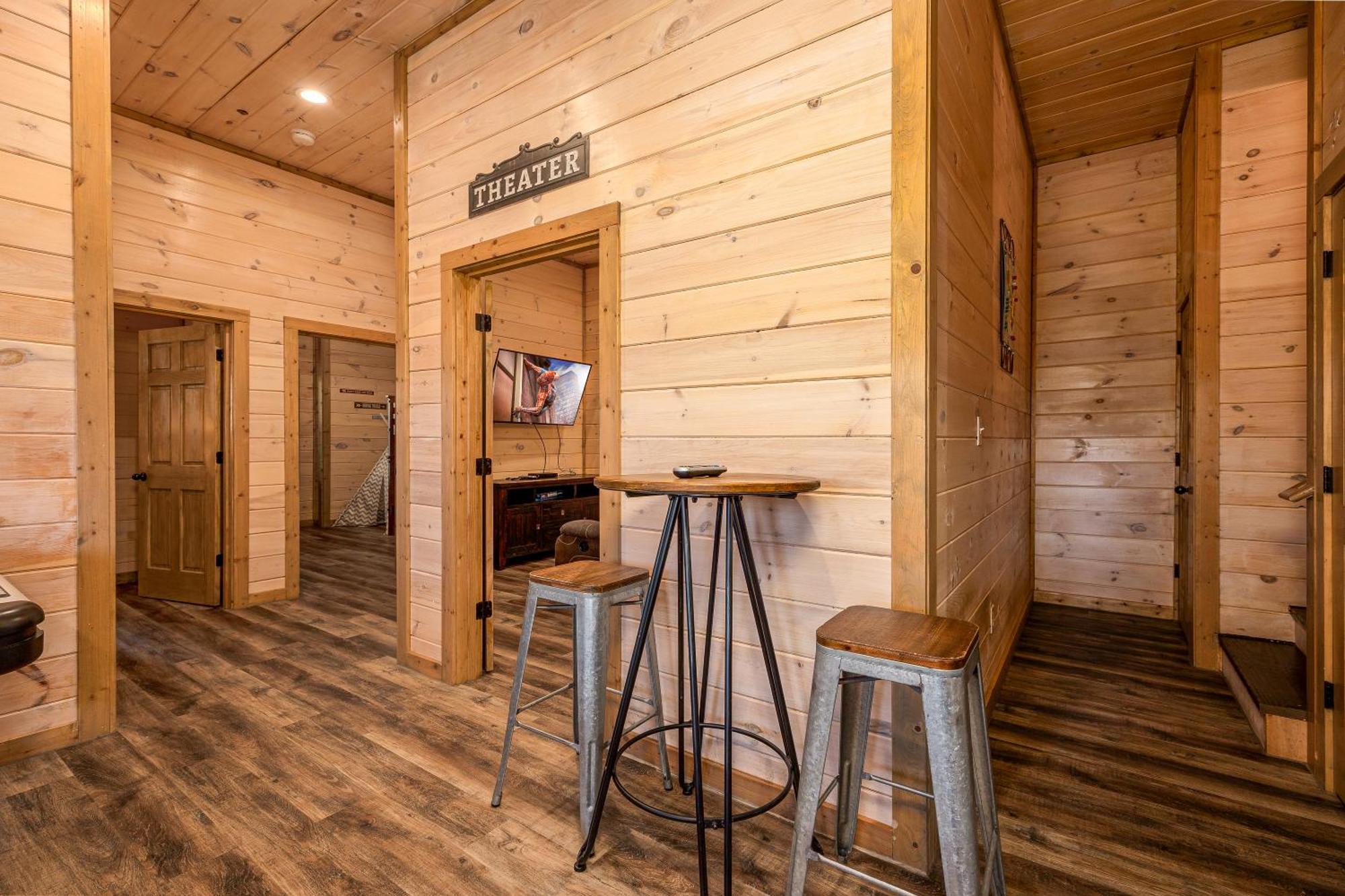 Southern Comfort Lodge-in Pigeon Forge, Sleeps 18-7br 6ba Luxury Cabin, W Free Attraction Ticket! Holiday home