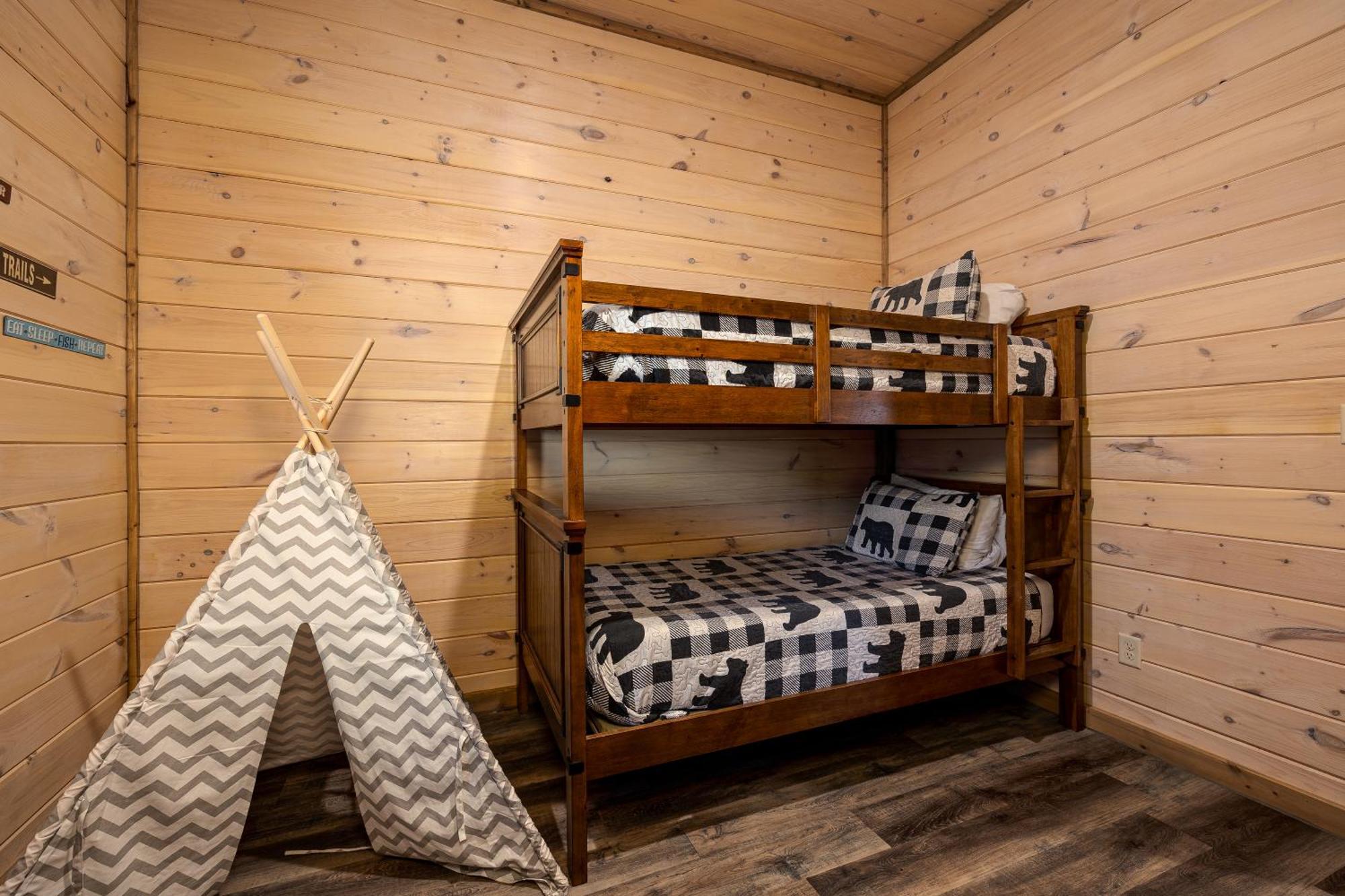 Holiday home Southern Comfort Lodge-in Pigeon Forge, Sleeps 18-7br 6ba Luxury Cabin, W Free Attraction Ticket!