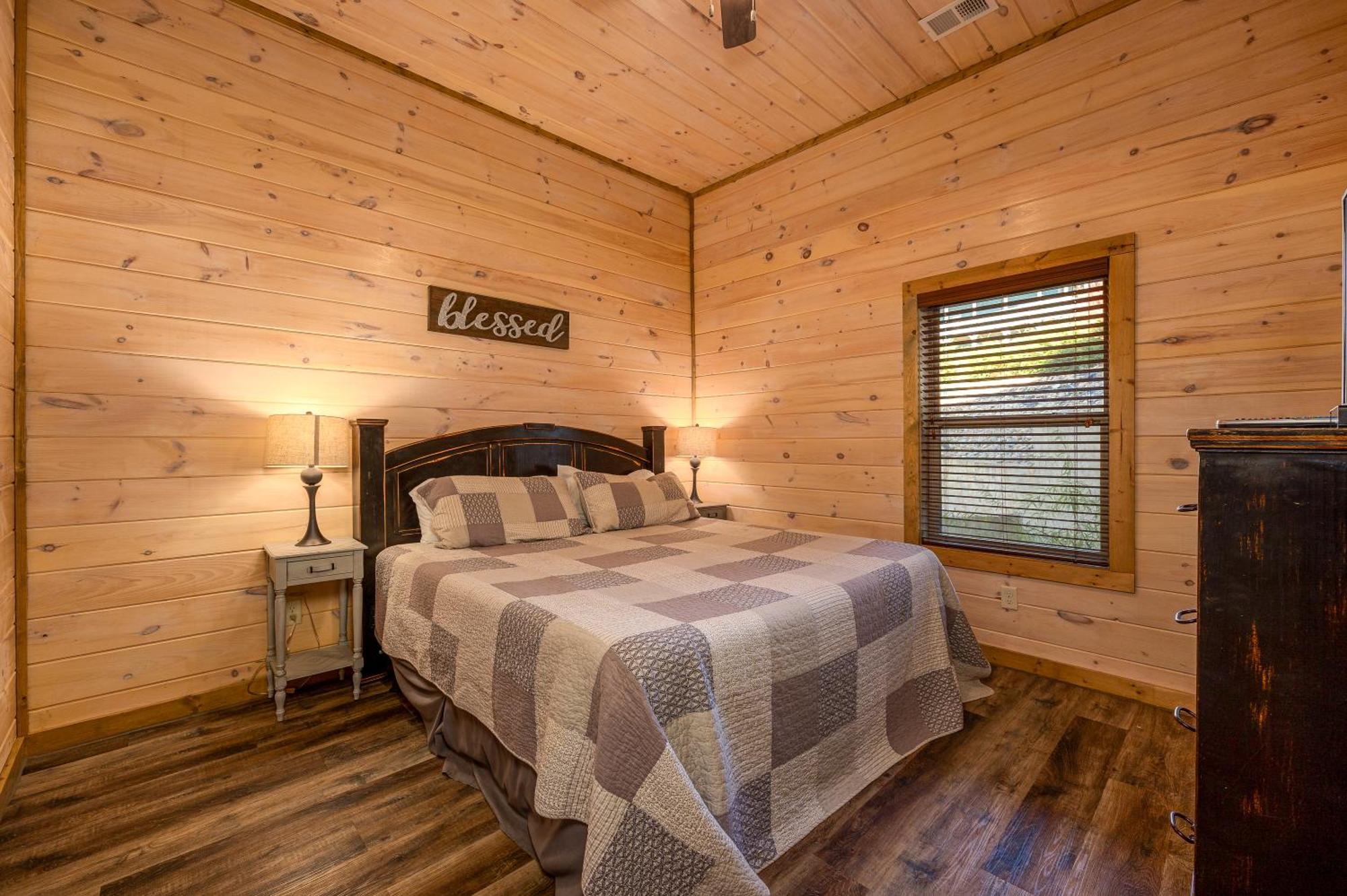 Southern Comfort Lodge-in Pigeon Forge, Sleeps 18-7br 6ba Luxury Cabin, W Free Attraction Ticket! Pigeon Forge