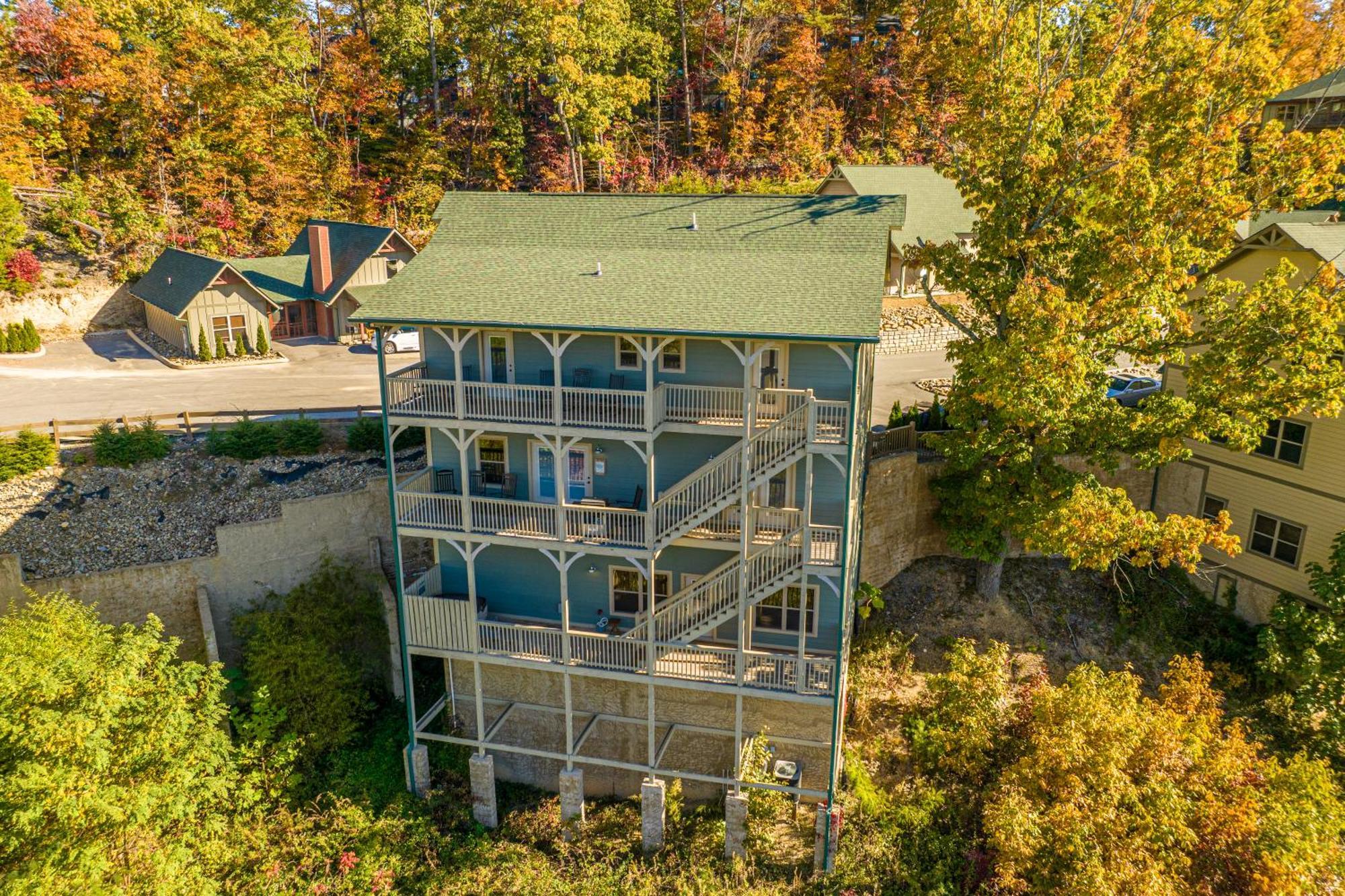 Southern Comfort Lodge-in Pigeon Forge, Sleeps 18-7br 6ba Luxury Cabin, W Free Attraction Ticket! Holiday home