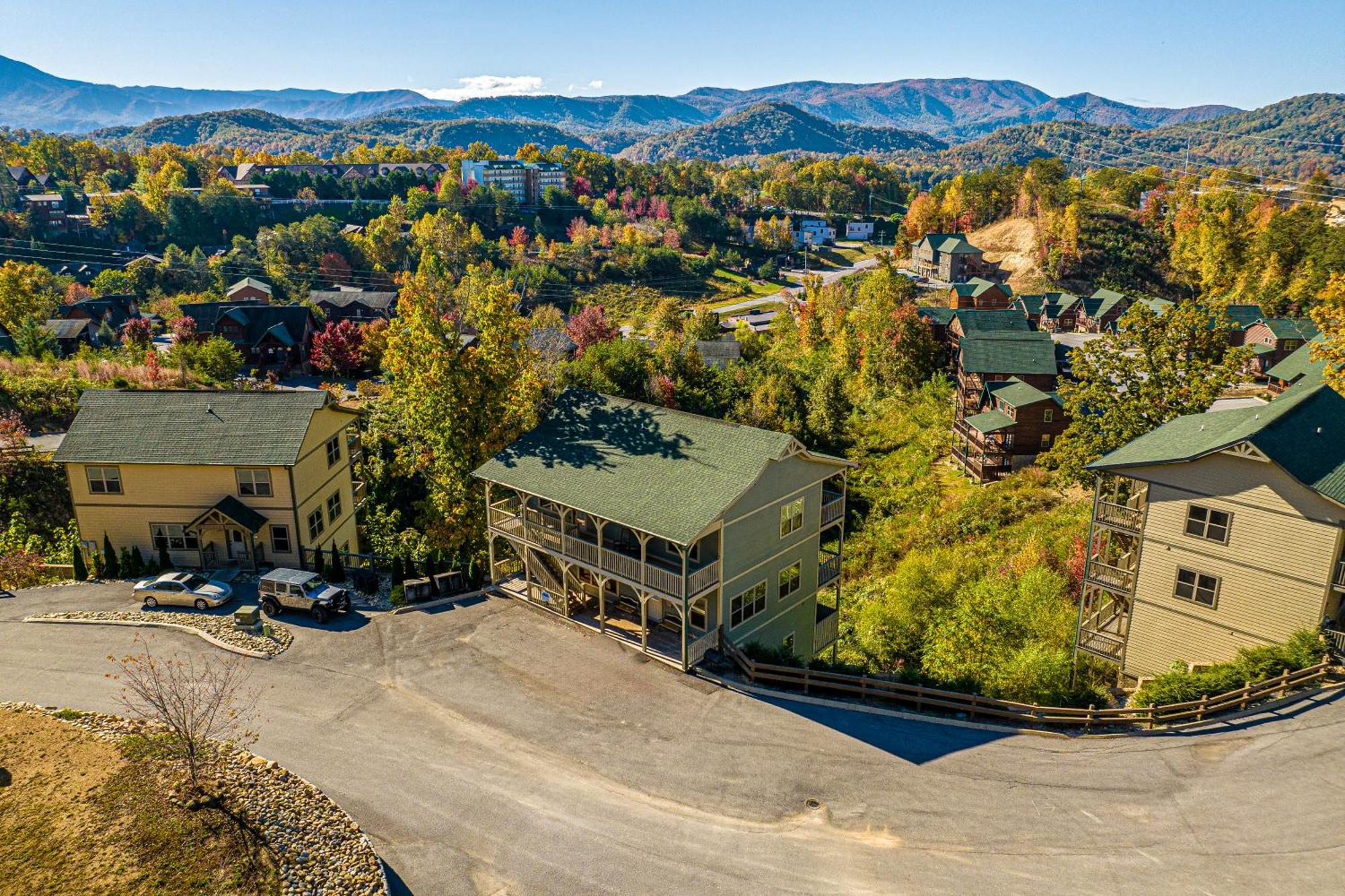 Southern Comfort Lodge-in Pigeon Forge, Sleeps 18-7br 6ba Luxury Cabin, W Free Attraction Ticket!