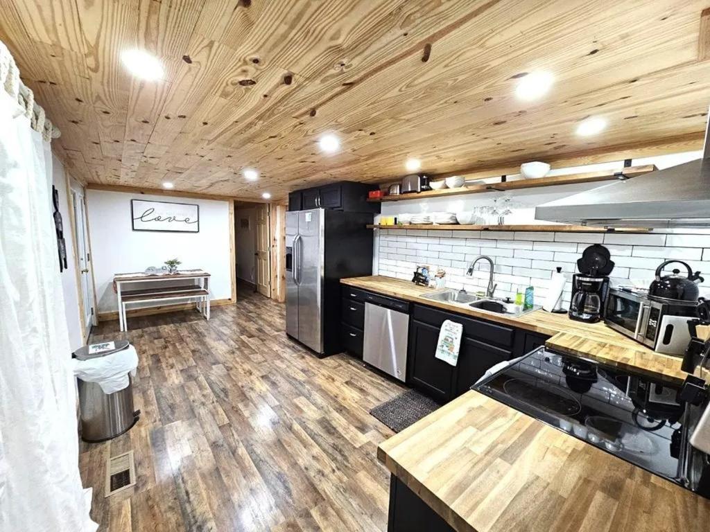 Modern Style, Arcade, Fire Pit, Pet Friendly * Pigeon Forge