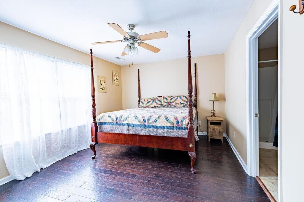 Cozy W Hot Tub Near River * Pigeon Forge