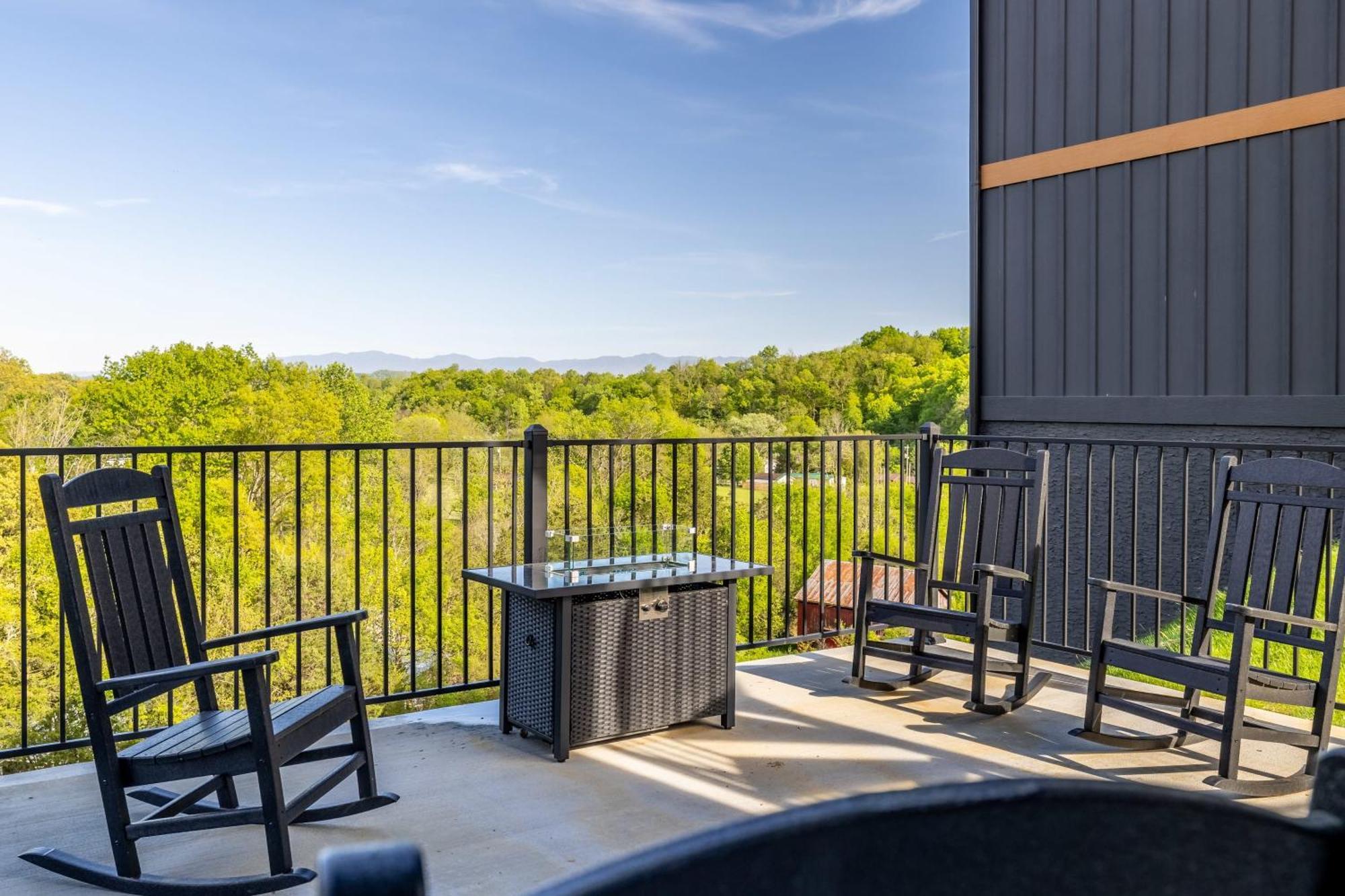 Holiday home Sleep 27 Guests In New Home! Pigeon Forge