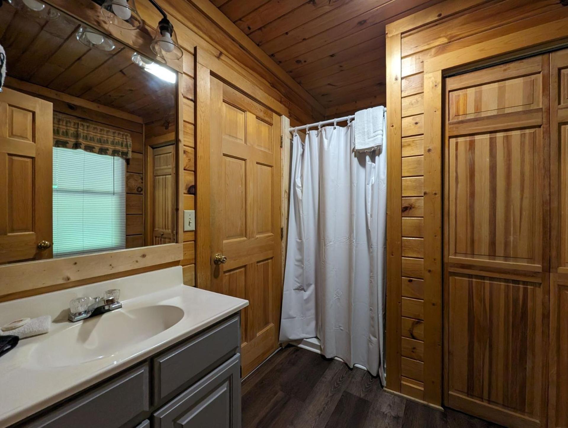 Er57 - Bear Haven - Great Location! Close To The Action! Holiday home