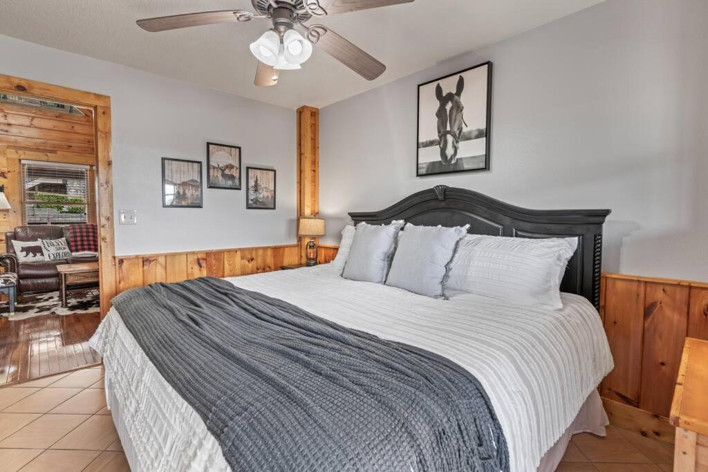 Holiday home Cozy In The Smokies!!! Fully Furnished And Complete With Community Indoor And Outdoor Pools And Spas, Game And Fitness As Well As A Private Hot Tub