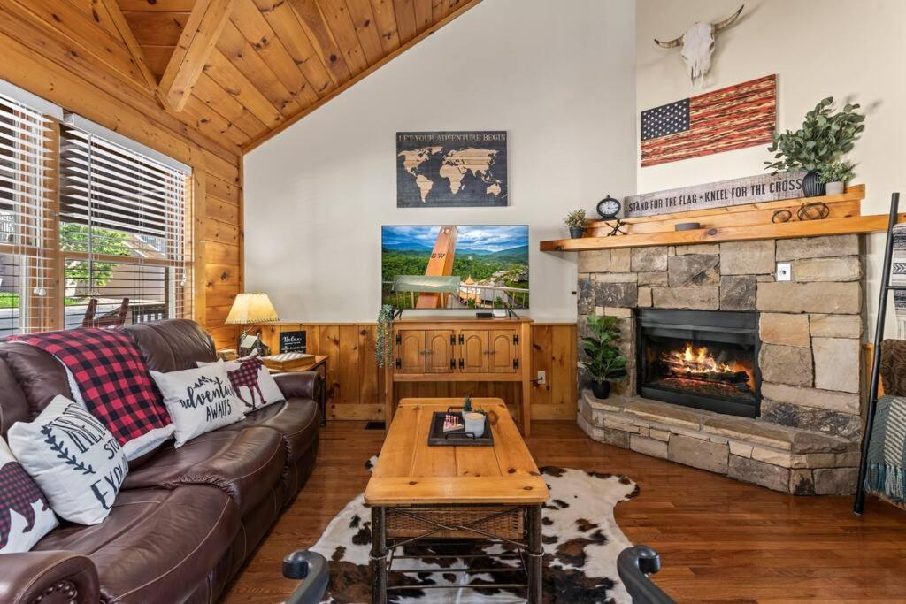 Cozy In The Smokies!!! Fully Furnished And Complete With Community Indoor And Outdoor Pools And Spas, Game And Fitness As Well As A Private Hot Tub Holiday home