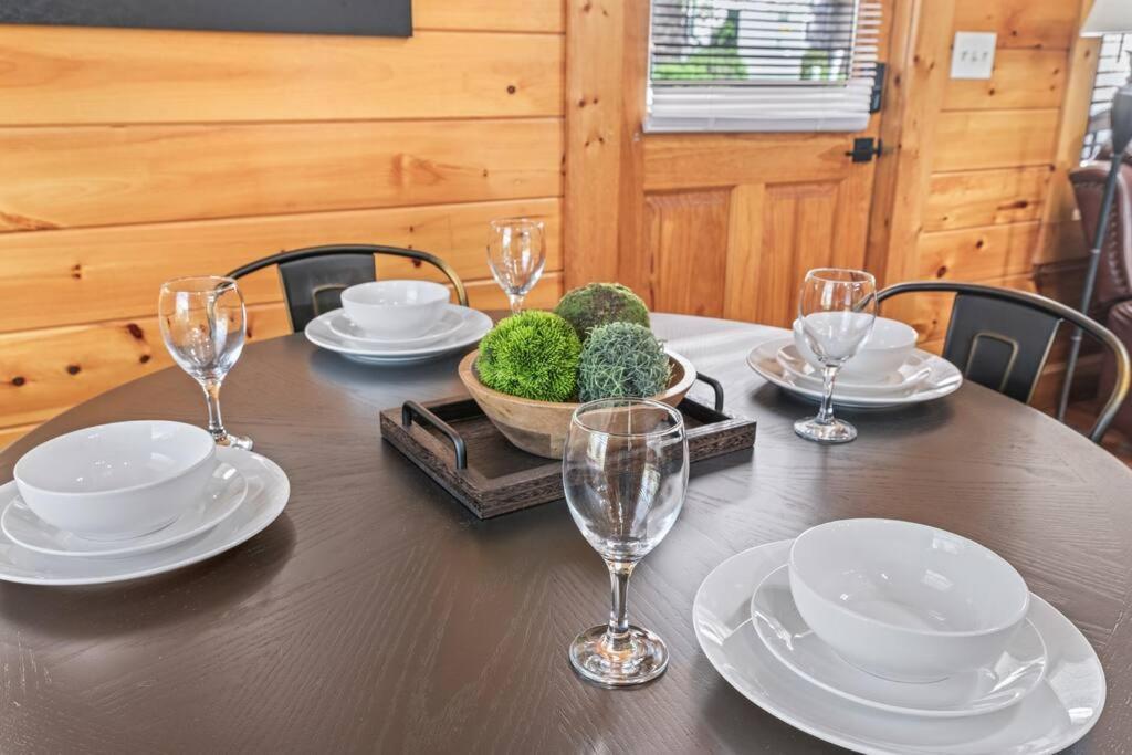 Cozy In The Smokies!!! Fully Furnished And Complete With Community Indoor And Outdoor Pools And Spas, Game And Fitness As Well As A Private Hot Tub Holiday home Pigeon Forge