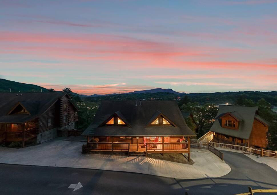Cozy In The Smokies!!! Fully Furnished And Complete With Community Indoor And Outdoor Pools And Spas, Game And Fitness As Well As A Private Hot Tub