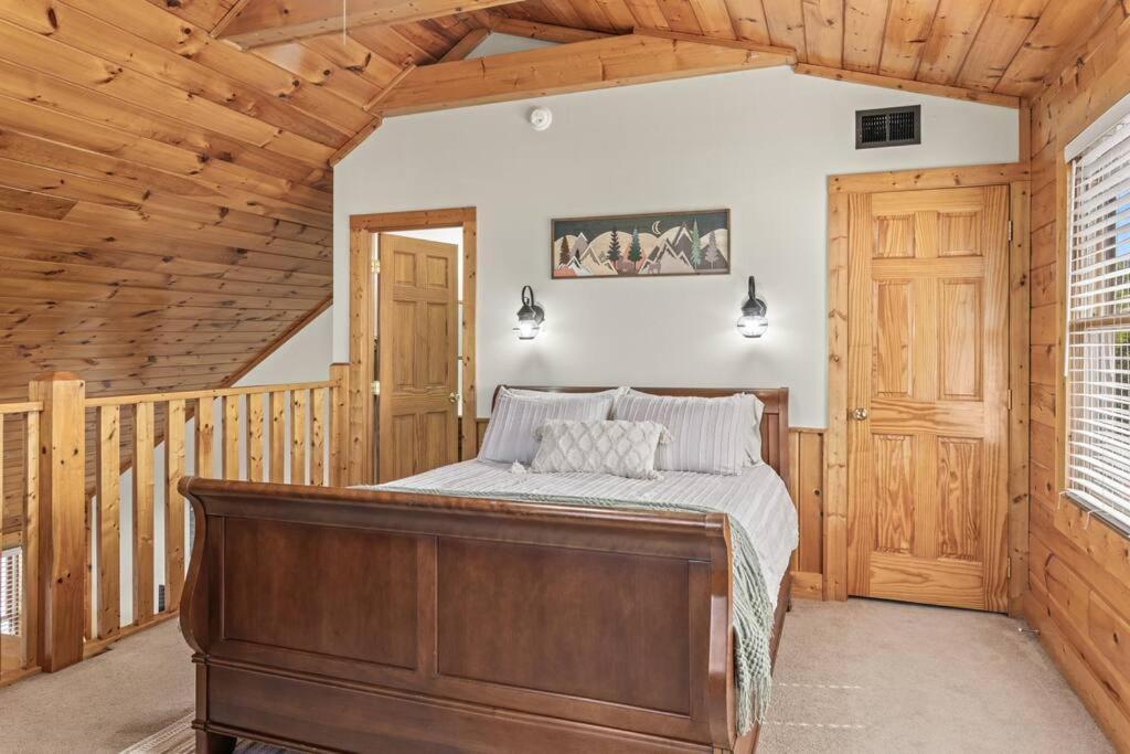 Cozy In The Smokies!!! Fully Furnished And Complete With Community Indoor And Outdoor Pools And Spas, Game And Fitness As Well As A Private Hot Tub