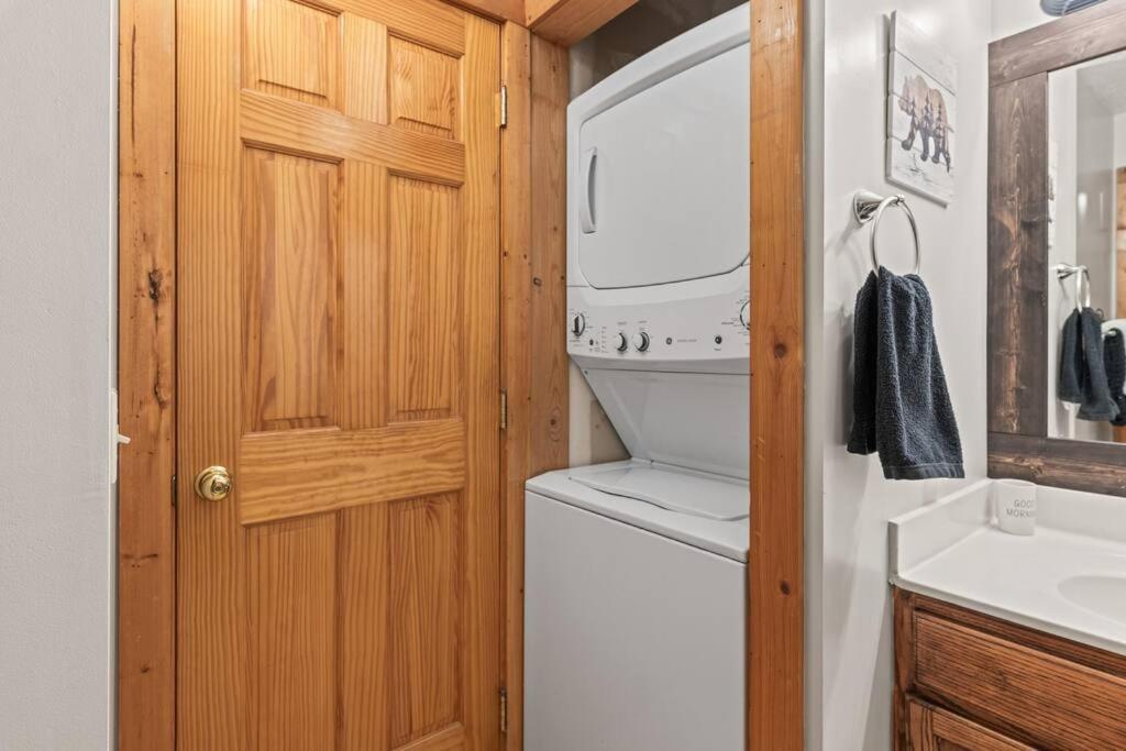 Cozy In The Smokies!!! Fully Furnished And Complete With Community Indoor And Outdoor Pools And Spas, Game And Fitness As Well As A Private Hot Tub Holiday home Pigeon Forge