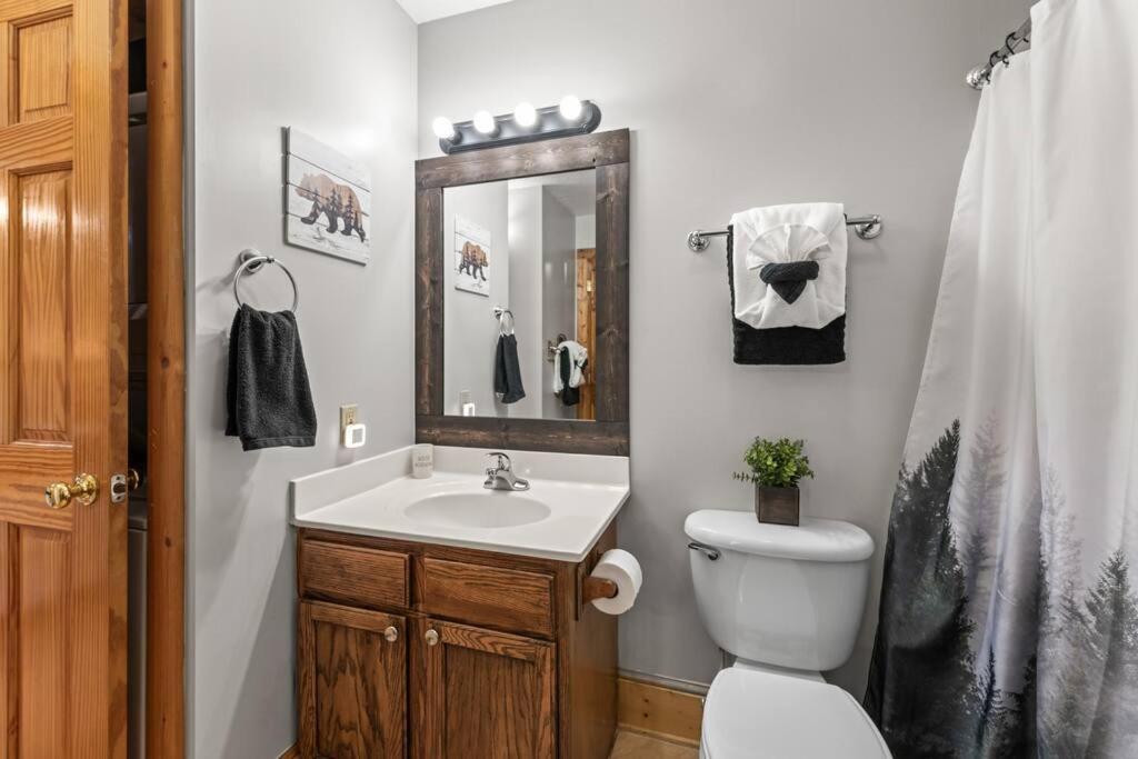 Holiday home Cozy In The Smokies!!! Fully Furnished And Complete With Community Indoor And Outdoor Pools And Spas, Game And Fitness As Well As A Private Hot Tub Pigeon Forge