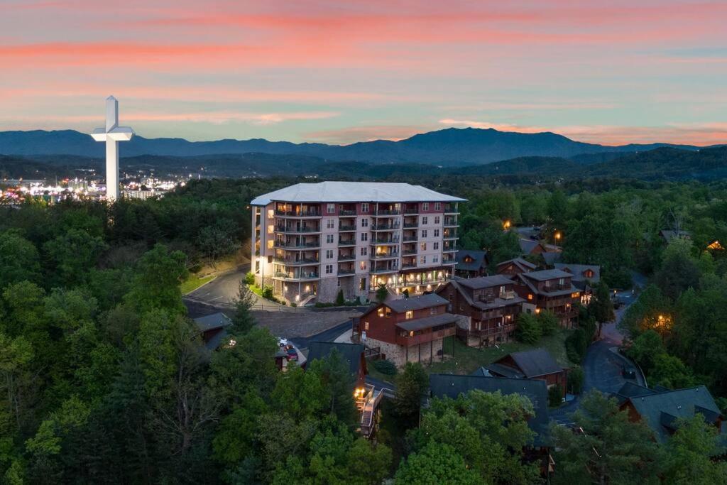 Cozy In The Smokies!!! Fully Furnished And Complete With Community Indoor And Outdoor Pools And Spas, Game And Fitness As Well As A Private Hot Tub *