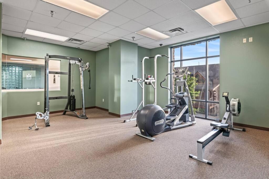 Cozy In The Smokies!!! Fully Furnished And Complete With Community Indoor And Outdoor Pools And Spas, Game And Fitness As Well As A Private Hot Tub Holiday home