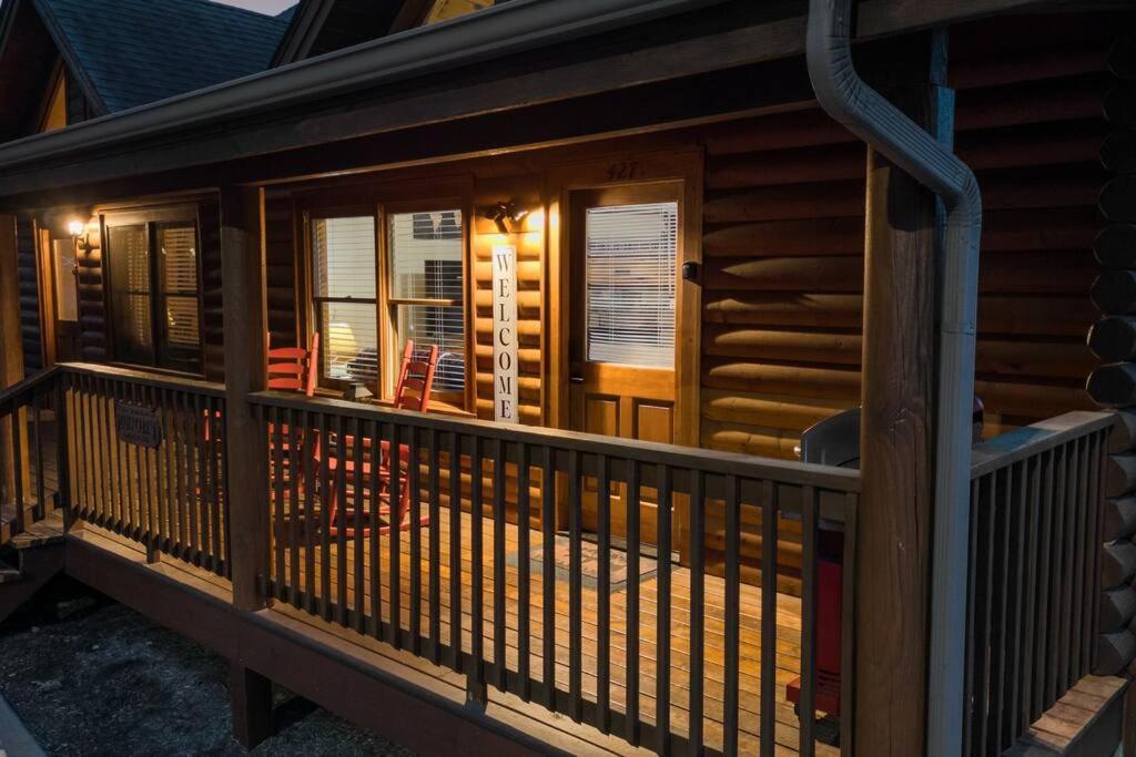 Holiday home Cozy In The Smokies!!! Fully Furnished And Complete With Community Indoor And Outdoor Pools And Spas, Game And Fitness As Well As A Private Hot Tub
