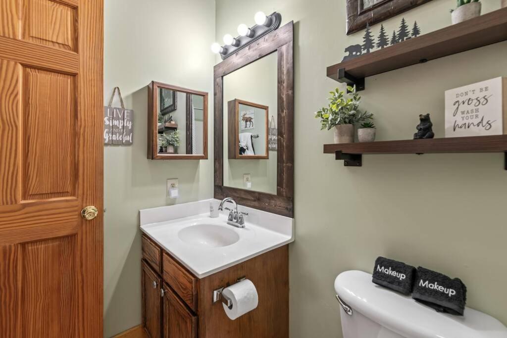 Cozy In The Smokies!!! Fully Furnished And Complete With Community Indoor And Outdoor Pools And Spas, Game And Fitness As Well As A Private Hot Tub Holiday home *