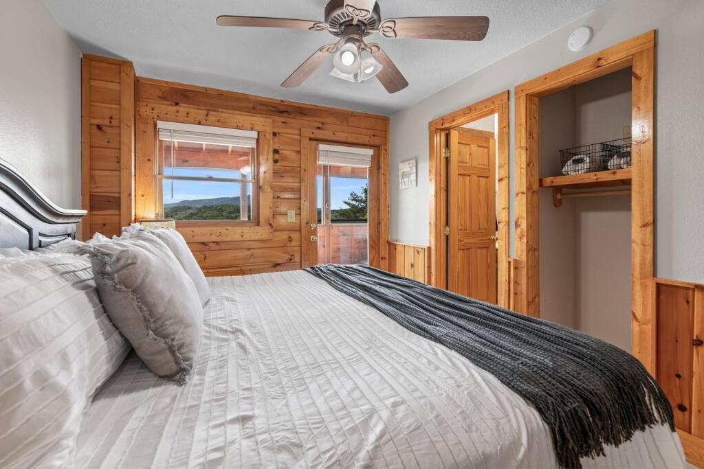 Cozy In The Smokies!!! Fully Furnished And Complete With Community Indoor And Outdoor Pools And Spas, Game And Fitness As Well As A Private Hot Tub Holiday home Pigeon Forge