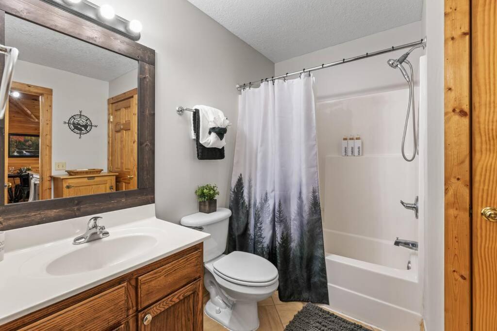 Holiday home Cozy In The Smokies!!! Fully Furnished And Complete With Community Indoor And Outdoor Pools And Spas, Game And Fitness As Well As A Private Hot Tub *