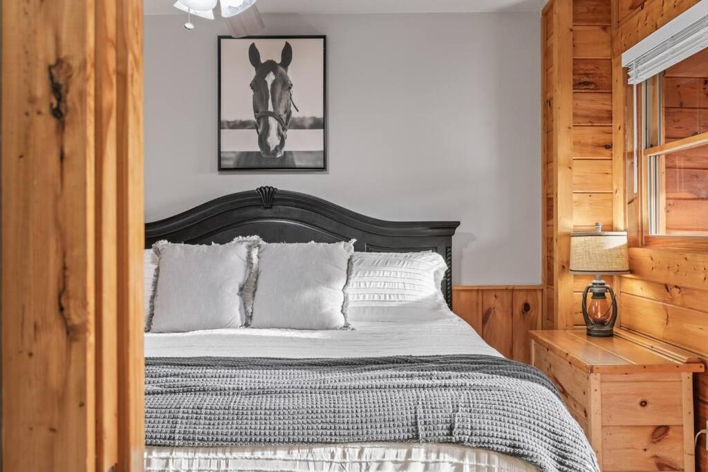 Cozy In The Smokies!!! Fully Furnished And Complete With Community Indoor And Outdoor Pools And Spas, Game And Fitness As Well As A Private Hot Tub *