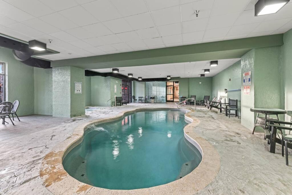 Cozy In The Smokies!!! Fully Furnished And Complete With Community Indoor And Outdoor Pools And Spas, Game And Fitness As Well As A Private Hot Tub Holiday home